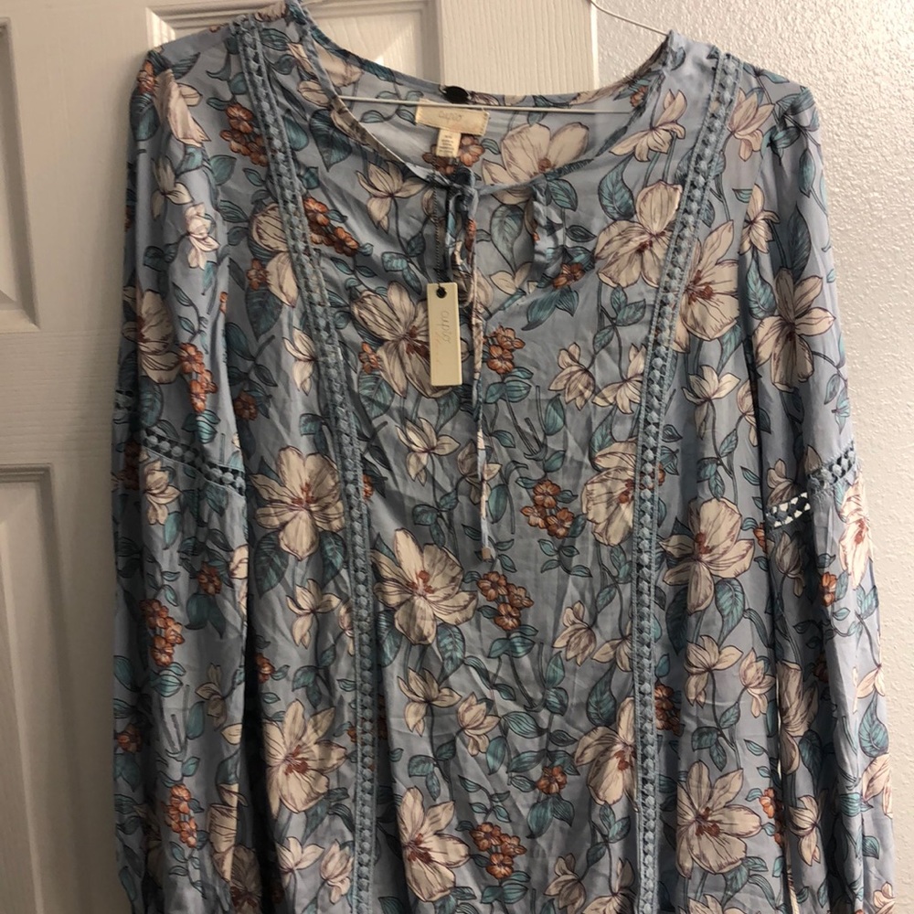 New with tags!! Beautiful light blue and cream top